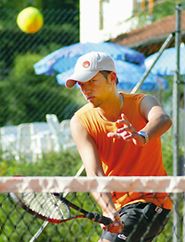 Ideales Tennistraining mit Profis im Freien oder in der Halle