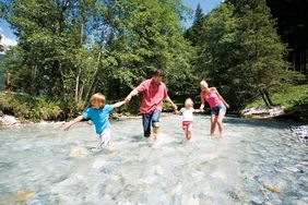  Sommer - Sonne - Ferienzeit! In der Zeit der Familien-Vorteilswochen urlauben bei uns Kinder bis 14 Jahre GRATIS. Im seperatem Schlafraum erhalten Kinder bis 14 Jahre 50 % ermäßigung auf den Kinderpreis.   Genießen Sie das gemeinsame Familienleben beim Spielen, Wandern und Planschen im Pool! 