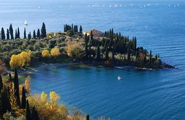  Lake Garda, Italy's sunshine capital - ideally suited for your summer vacation. Enjoy the Lago di Garda in all its splendor while taking a walk, on an outing across the lake or a hike through the mountains. Savor the Mediterranean flair all around the lake –   historical sights, museums and splendid gardens.