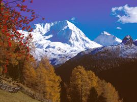  Im Herbst zeigt sich das Ahrntal von seiner schönsten Seite, wenn morgens das Tal noch im Nebelmeer versinkt und die Sonne über die Berge steigt. Erleben Sie bunte Herbsttage der besonderen Art inmitten einer gesunden Natur, einer urigen Bergwelt und inmitten einem der schönsten Täler Südtirols - im Ahrntal.