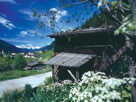 In estate l'ambiente naturale della Valle Aurina &egrave; una regione che offre grandi possibilit&agrave; di escursioni, passeggiate e salite, dai facili sentieri escursionistici fino ai percorsi pi&ugrave; impegnativi per esperti appassionati della montagna. In Valle Aurina le ferrovie di montagna Monte Chiusetta e Monte Spico trasportano gli escursionisti tranquillamente e in tutta sicurezza a circa 1.600 m di altezza, dove si apre, di fronte a tutti gli amanti della natura, un'area escursionistica alpina con panorami mozzafiato sulle 80 vette da tremila metri.