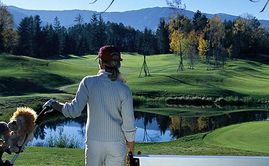 There is a special golf class for guests already in possession of a proficiency level certificate or handicap who would like to improve their basic knowledge. Instructions include chipping, pitching, bunker shots, shots from angled slopes, rough hits, hook, slice, shots with woods and rules. During a 9-hole playing lesson, the pro will show you how to easily manage your golf game. Additional three 9-hole rounds and one 18-hole round with the tournament fee for the “Cup of the club hotels” are included.