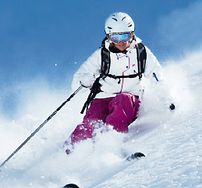 Voor alle kortvakantiegangers – van zondag tot donderdag geven wij altijd een overnachting cadeau met 4-sterren service en een skipas voor 1 dag.U blijft 4 nachten, betaalt er slechts 3 incl. een 4-daagse skipas voor het gletsjer skigebied Kaprun met sneeuwgarantie en afhankelijk van de sneeuwsituatie ook voor Zell am See.Wij verheugen ons er op u in het 4-sterren hotel Rudolfshof in Kaprun te mogen begroeten.