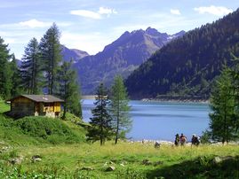In estate l’ambiente naturale della Valle Aurina è una regione che offre grandi possibilità di escursioni, passeggiate e salite, dai facili sentieri escursionistici fino ai percorsi più impegnativi per esperti appassionati della montagna.In Valle Aurina le ferrovie di montagna Monte Chiusetta e Monte Spico trasportano gli escursionisti tranquillamente e in tutta sicurezza a circa 1.600 m di altezza, dove si apre, di fronte a tutti gli amanti della natura, un’area escursionistica alpina con panorami mozzafiato sulle 80 vette da tremila metri.