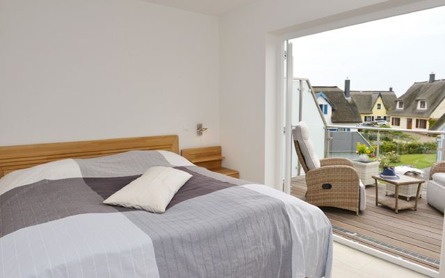 Schlafzimmer mit angrenzendem Balkon
