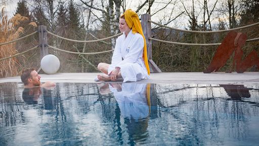 Relaxen im Infinitypool des Wellnesshotel Riedlberg im Bayerischen Wald